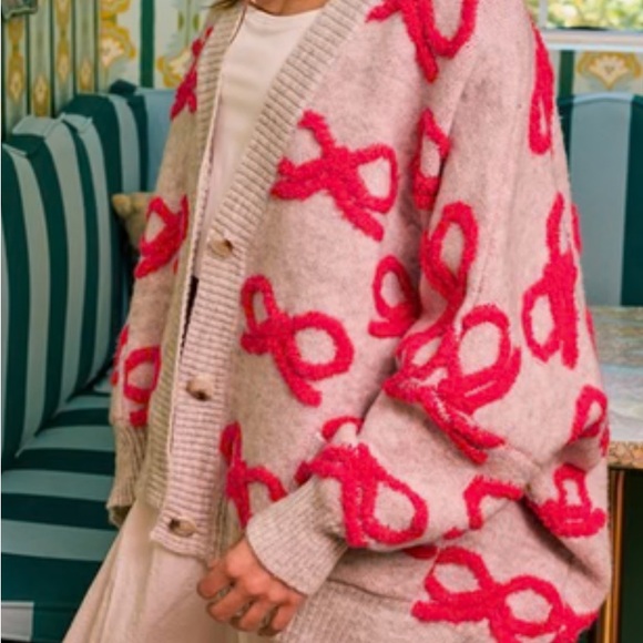 Cozy Oversized Ash Gray and Pink Bow Sweater - Picture 3 of 6